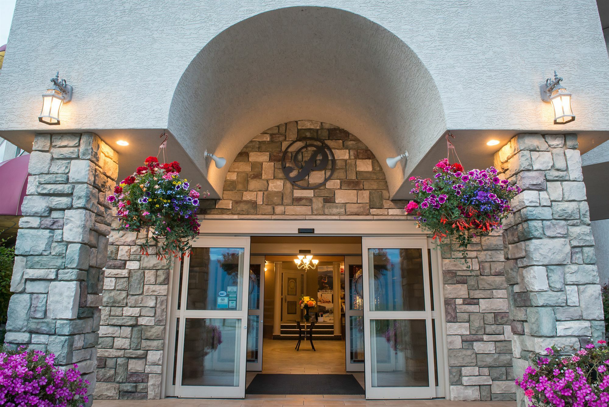 Hilltop Inn - Salmon Arm Ngoại thất bức ảnh